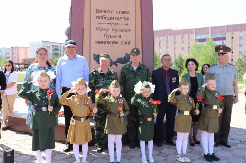 Азнакайның нәни солдатлары  сафта оста җырлыйлар