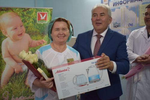 Азнакайда Акушерлар көнен әти-әни, бәбиләре белән бергәләп билгеләп үттеләр