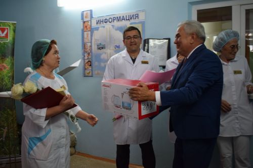 Азнакайда Акушерлар көнен әти-әни, бәбиләре белән бергәләп билгеләп үттеләр