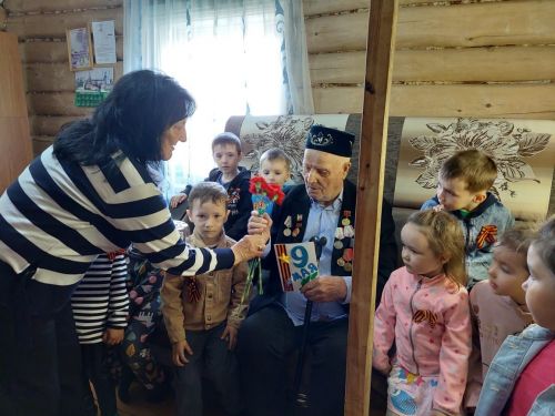 Юные азнакаевцы поздравили труженика тыла Касима Шайхутдинова