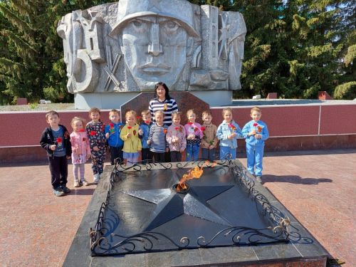 Юные азнакаевцы поздравили труженика тыла Касима Шайхутдинова