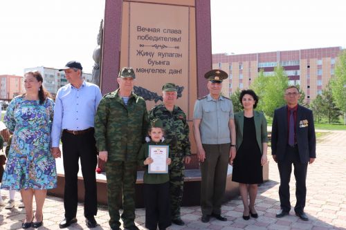 Азнакайның нәни солдатлары  сафта оста җырлыйлар