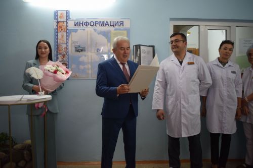 Азнакайда Акушерлар көнен әти-әни, бәбиләре белән бергәләп билгеләп үттеләр