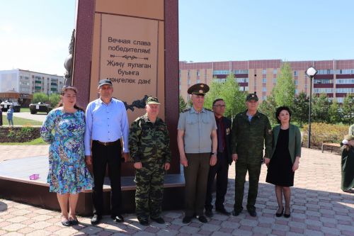 Азнакайның нәни солдатлары  сафта оста җырлыйлар