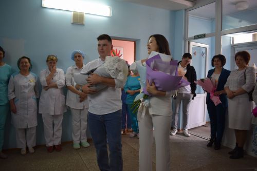 Азнакайда Акушерлар көнен әти-әни, бәбиләре белән бергәләп билгеләп үттеләр