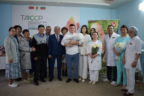 Азнакайда Акушерлар көнен әти-әни, бәбиләре белән бергәләп билгеләп үттеләр
