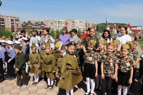 Азнакайның нәни солдатлары  сафта оста җырлыйлар