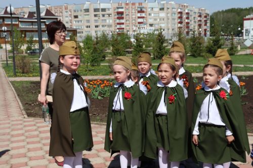 Азнакайның нәни солдатлары  сафта оста җырлыйлар