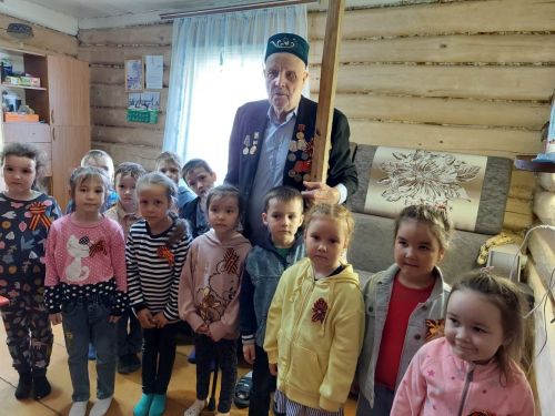 Юные азнакаевцы поздравили труженика тыла Касима Шайхутдинова