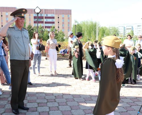 Азнакайның нәни солдатлары  сафта оста җырлыйлар