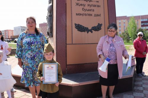 Азнакайның нәни солдатлары  сафта оста җырлыйлар