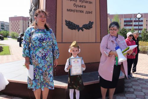 Азнакайның нәни солдатлары  сафта оста җырлыйлар