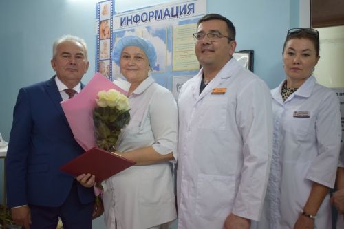 Азнакайда Акушерлар көнен әти-әни, бәбиләре белән бергәләп билгеләп үттеләр