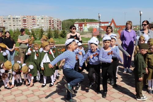 Азнакайның нәни солдатлары  сафта оста җырлыйлар