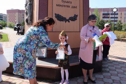 Азнакайның нәни солдатлары  сафта оста җырлыйлар