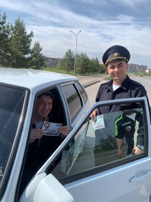 Азнакаевские автоинспекторы поздравили водителей с Днем Победы