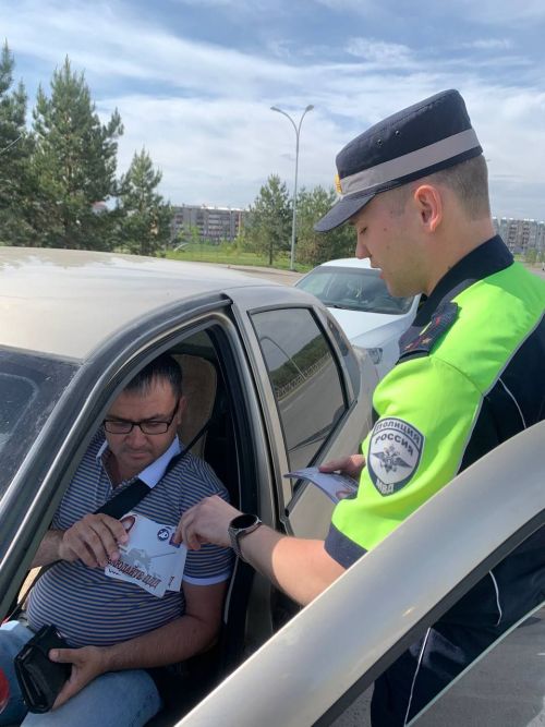 Азнакаевские автоинспекторы поздравили водителей с Днем Победы