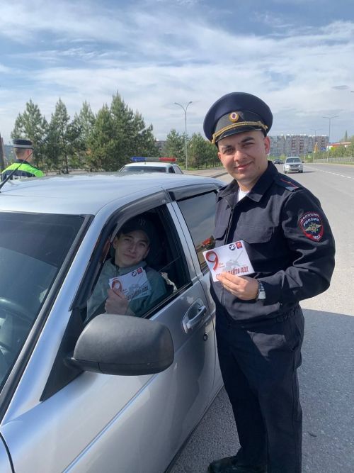 Азнакаевские автоинспекторы поздравили водителей с Днем Победы