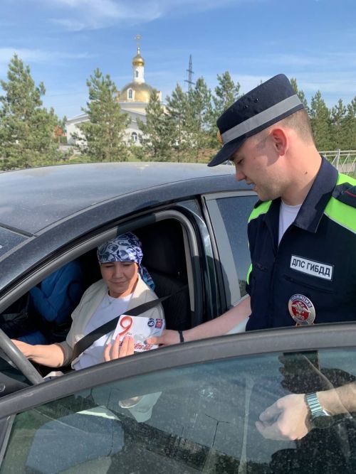Азнакаевские автоинспекторы поздравили водителей с Днем Победы