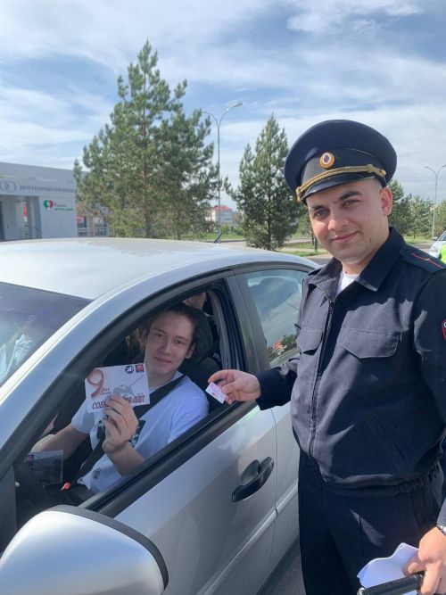 Азнакаевские автоинспекторы поздравили водителей с Днем Победы