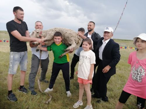 На состязаниях Сабантуя в селе Асеево метали гири