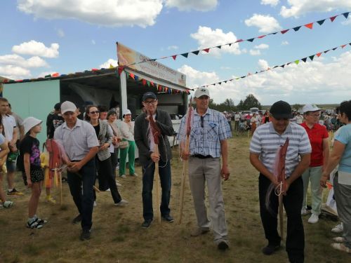 На состязаниях Сабантуя в селе Асеево метали гири