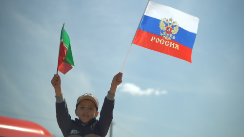 «Молодая гвардия Республики Татарстан» в День России провела масштабную акцию и развернула флаг Российской Федерации