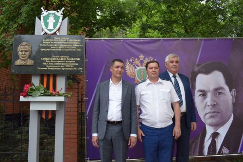 В Азнакаево открыли стелу в память об Идияте Хамидуллине