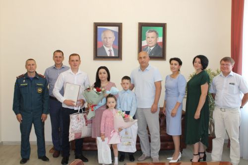 Бәхетле гаиләләр артып, сабыйлар туып тора:  Азнакайда 2023 елда 200-нче бала тууы рәсми теркәлде