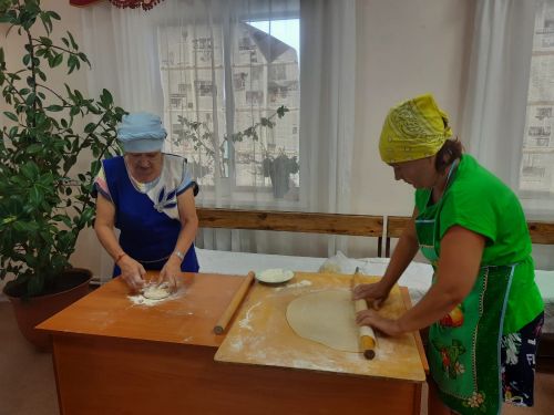Жители деревни Кук-Тяки приготовили домашнюю лапшу для солдат
