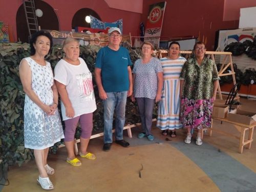 Азнакаевцы плетут маскировочные сети для солдат