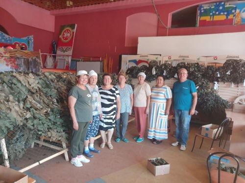 Азнакаевцы плетут маскировочные сети для солдат