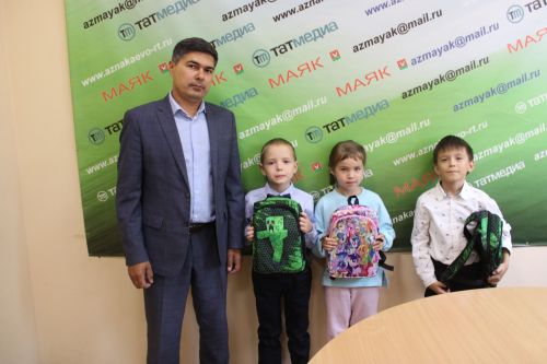 В редакции газеты «Маяк» подарили портфели первоклассникам