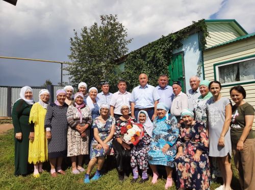 Азнакайда гасыр чордашы Сәкина Абдулла кызын тәбрикләделәр