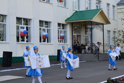 В Азнакаевский лицей на День знаний пришли дядя Федор и его друзья