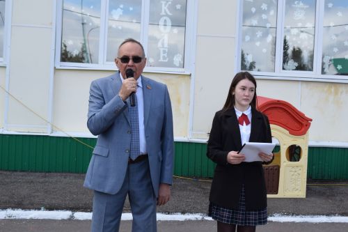 В Азнакаевский лицей на День знаний пришли дядя Федор и его друзья