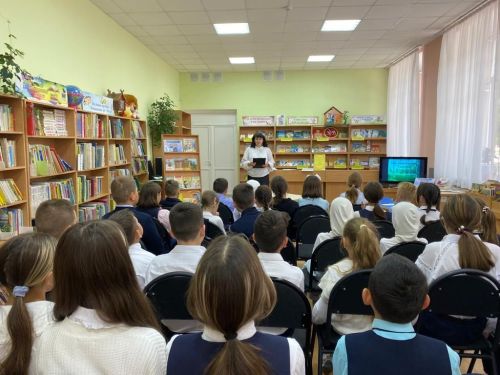 Азнакай китапханәсендә бөек язучы Л. Н. Толстойның 195 еллык юбилеена багышланган чара узды