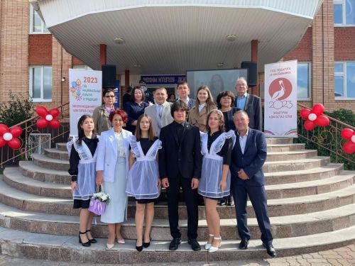 Азнакай 9 нчы гомуми урта  мәктәбе янәдән гөр килеп тора