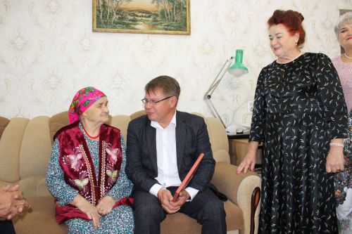 Жительницу Азнакаево Нурлызинан Ахметшину поздравили с 90-летним юбилеем