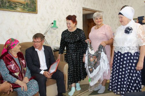 Жительницу Азнакаево Нурлызинан Ахметшину поздравили с 90-летним юбилеем
