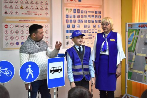 Азнакай укучылары юл йөрү кагыйдәләрен белеп үсә