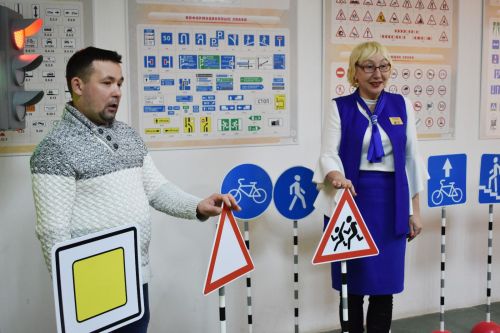 Азнакай укучылары юл йөрү кагыйдәләрен белеп үсә