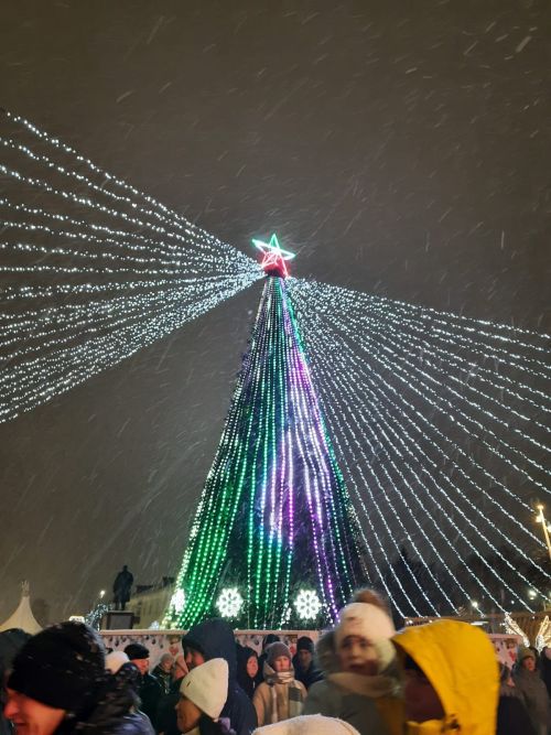 Монолит чыршысы балаларны бәйрәмгә чакыра