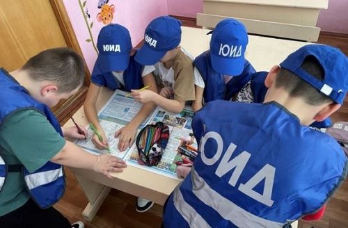 Азнакайның яшь испекторлары балаларга юл хәрәкәте кагыйдәләрен өйрәтә
