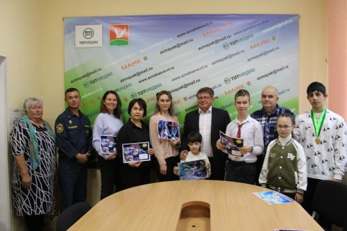В редакции газеты “Маяк” наградили Азнакаевских юных радиолюбителей