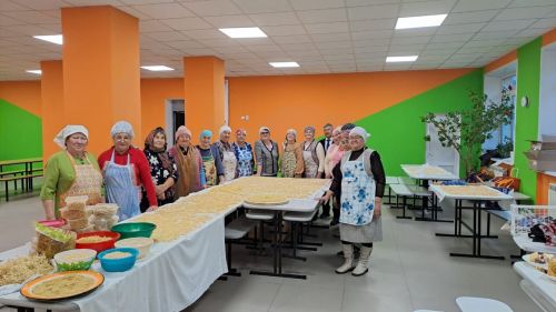 Жители Азнакаево нарезали лапшу солдатам