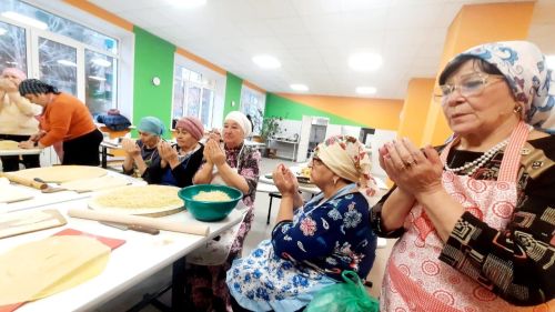 Жители Азнакаево нарезали лапшу солдатам