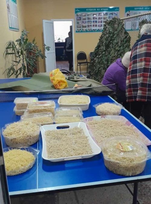 Таллы Бүләк авылы уңганнары егетләргә маскировка челтәрләре үрә