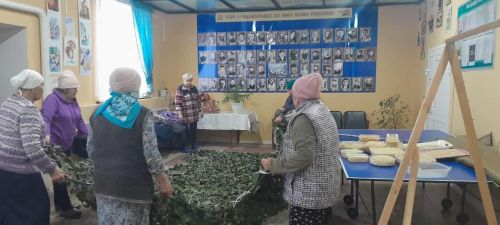 Таллы Бүләк авылы уңганнары егетләргә маскировка челтәрләре үрә