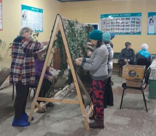 Таллы Бүләк авылы уңганнары егетләргә маскировка челтәрләре үрә